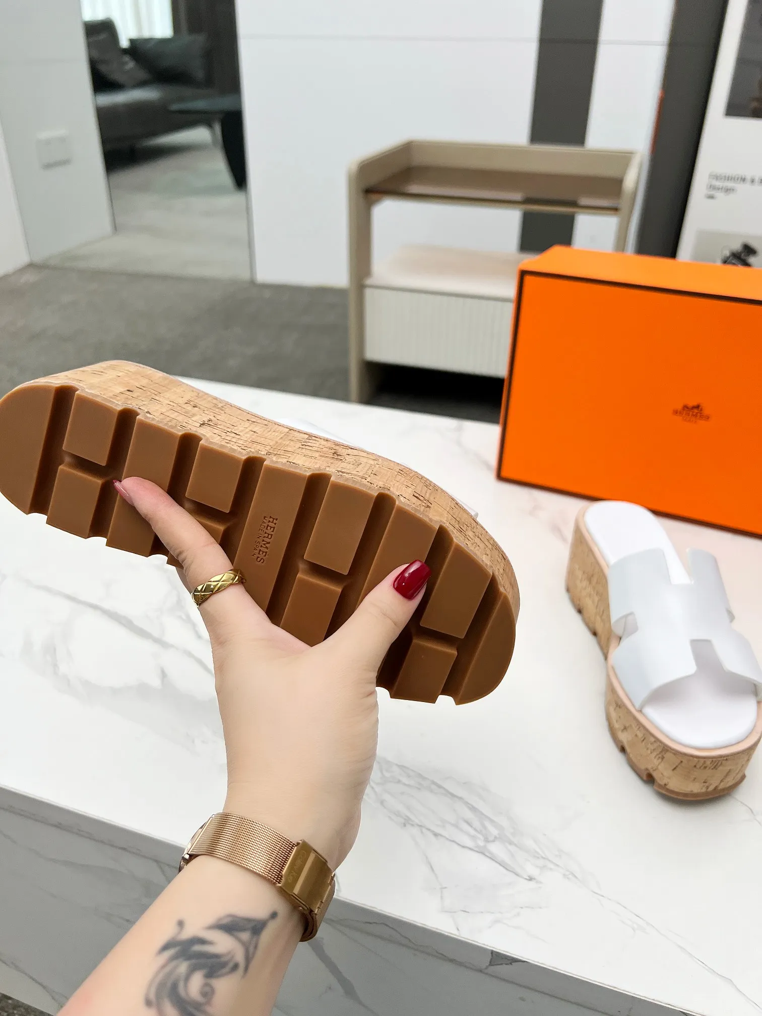 👟👟Ex-factory price 400👟👟 Hermès, upgraded version and workmanship materials. Hermes®🔴The highest version of handmade shoes on the market✨✨ Top product Hermès platform shoes🐎——————————The new model in early spring is the same as the original version, handmade by masters! ❥High-end customization, exclusive products, the highest version in the industry⚠❥Using: Hermers upper: Italian imported cowhide + sheepskin lining (pursuing top walking comfort) ✨～～〰〰〰〰❥ Packing: full set of original packaging━━━━Hermes━━━━━ size: 35-41 (42) customized and non-returnable)